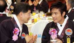 [포토엔]박근태 회장과 대화중인 이병헌, 입가에 환한 미소