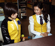 [포토엔]티아라 은정-큐리, 서로 장난끼 발동