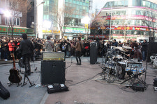 씨엔블루, 길거리 게릴라공연 나섰다! 전곡 라이브 ‘실력파 밴드’