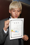 [포토엔]유키스 막내 동호의 졸업장 ‘인증샷’