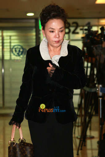 [포토엔]김수미 故 최진영 빈소 도착 ‘너무 슬픈 일이 일어났네요’