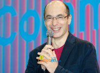 [포토엔]환한 미소 짓는 베르나르 베르베르