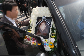아메리칸 아이돌 음악감독 로빈 케이와 남편 토마스 델루카, LA 자택서 총에 맞고 숨져