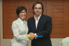 [포토엔]김정아 대표-크리스 콜럼버스, 성공적 협약 체결 악수~