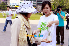 [포토엔]친환경 전도사 ‘그린메이커’, 산세베리아 받아가세요~