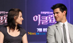 [포토엔]크리스틴-테일러 ‘다정한 속삭임’