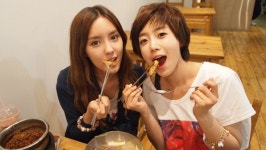 ‘커피하우스’ 은정-효민, 떡볶이도 엣지 있게! [포토엔]