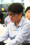 [포토엔]故 장진영 추억하는 팬들의 편지 낭독에 눈시울 붉어진 남편 김영균씨