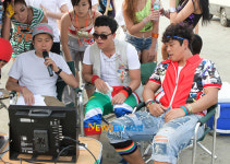 [포토엔]뮤직비디오 촬영분을 모니터 중인 원투