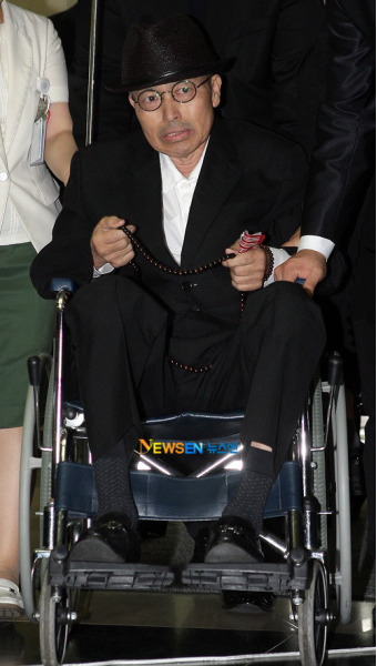 [포토엔]휠체어 타고 ‘故 박용하 입관식’ 참석한 아버지