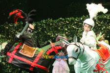 [포토엔]프로튜스 이율-발렌타인 김호영 코믹 마상시합 일품! ‘베로나의 두 신사’