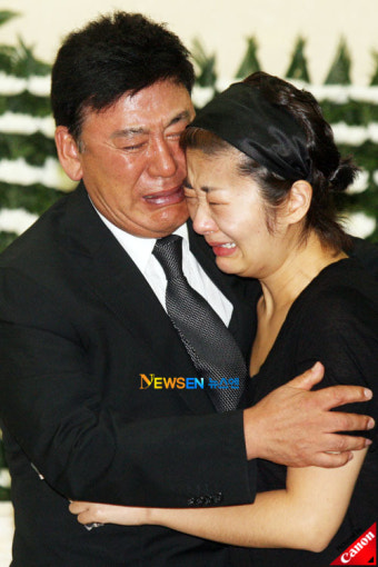 [포토엔]가수 현철, 故백남봉 별세에 딸 박윤희와 대성통곡