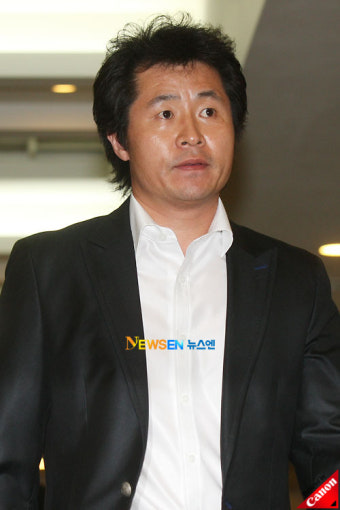 [포토엔]부채도사 장두석, 故 백남봉 별세에 빈소 찾아..