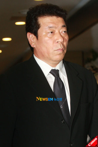 [포토엔]슬픔에 가라앉은 표정으로 故 백남봉 빈소 방문한 김동현