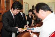 [포토엔]정갑윤 위원장과 인사 나누는 성세정 아나운서