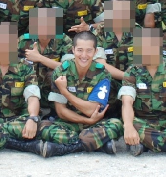 김태희 동생 이완 “중대장 훈련병 완장 차고 건강 이상무”  훈련소 사진 공개