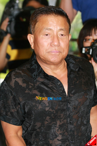 [포토엔]‘뽀빠이’ 이상용, 앙드레김 빈소 찾은 발걸음