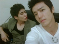 슈퍼주니어표 독특 셀카포즈 ‘얼짱각도 동해+뽀뽀 규현’