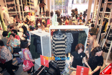 [포토엔]H&M 명동 2호점 ‘오픈과 동시에 손님들로 가득!’