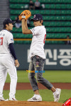 [포토엔]천무단 동호, 스트라이크 존을 향한 강렬한 눈빛~‘프로급 시구’