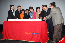 [포토엔]‘청춘극장 개관식’기념 떡케익 커팅