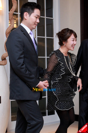 [포토엔]서민정 ‘훈남 남편 손 꼭잡고 이수영 결혼식 참석’