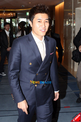 이효리, 화사한 노란색 스커트로 결혼식 하객룩 완벽 소화하는 모습 공개