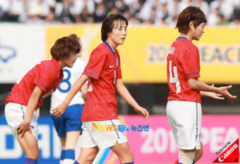 [포토엔]‘2010 피스퀸컵’ 지소연-박희영-전가을, 오늘 안풀리네~