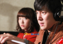 [포토엔]진지한 표정으로 더빙하는 송창의