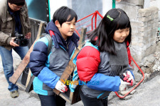 [포토엔]故 최진실 아들 환희 ‘무겁지~ 오빠가 좀 들어줄께’