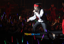 [포토엔]김장훈 ‘콘서트 시작부터 화끈하게~’