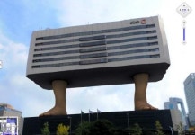 광화문 발달린 건물, 알고보니 KT올레스퀘어 ‘로드뷰 이색마케팅’