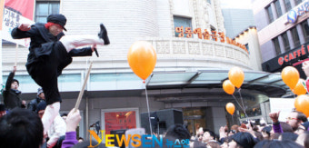 [포토엔] 기부천사 김장훈 ‘기부는 이렇게 힘차게~’