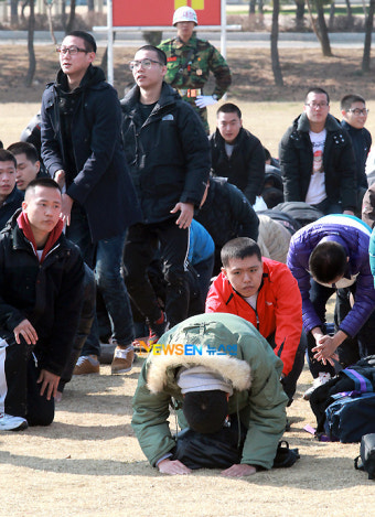[포토엔]부모님께 큰절하는 현빈 ‘쉽사리 일어나지 못하고...’