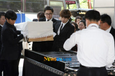 [포토엔]김진호-이석훈, 동하형 하늘나라에선 행복하시길...(故 채동하 화장장)