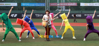 [포토엔]장재인 클리닝타임 공연 ‘야구장 출몰(?)한 쫄쫄이 댄서들’