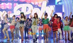 [포토엔]복고소녀 티아라, 다함께 흔들어~‘롤리폴리’