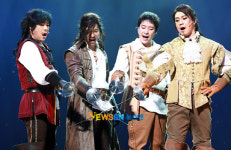 [포토엔]뮤지컬 ‘삼총사’ 우리는 하나~