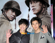 [포토엔]신하균-고수 ‘고지전 많이 사랑해주세요~’