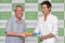 [포토엔]정형석 상임이사-이지훈 ‘저소득 장애아동 위해 봉사할게요’