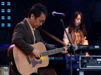 [포토엔]한동준 ‘포크송 매력은 멋진 기타연주’