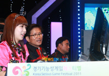 [포토엔]김문수 경기도 도지사 ‘티아라 소연과 게임 한판대결’