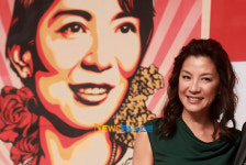 [포토엔]양자경 ‘포스터와 똑같네~’