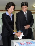 [포토엔] 나경원 부부 투표완료 ‘나경원 서울시장 당선을 기원하며’