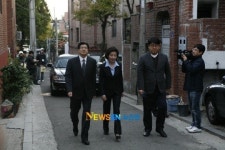 [포토엔] 투표장 향하는 나경원 부부 “최선을 다했습니다”