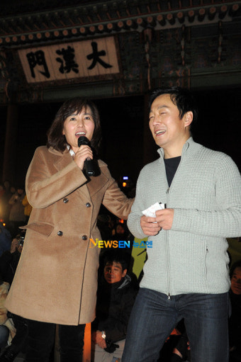 [포토엔]공지영 작가, 정봉주 전 의원 절대 지지~‘나꼼수 대한문 영상응원’