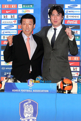 [포토엔]‘어깨동무’최강희-홍명보 감독, 2012 대한민국 축구 화이팅