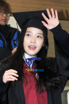 [포토엔]아이유 졸업 ‘친구들아 안녕~’