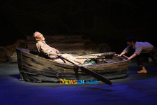 [포토엔]뮤지컬 ‘노인과 바다’ 있는 힘껏 배를 밀어다오~