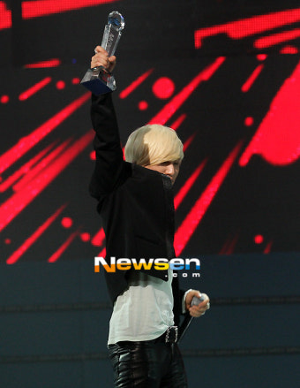 [포토엔]빅뱅 엠카1위 ‘대성, 트로피 높이 들며’